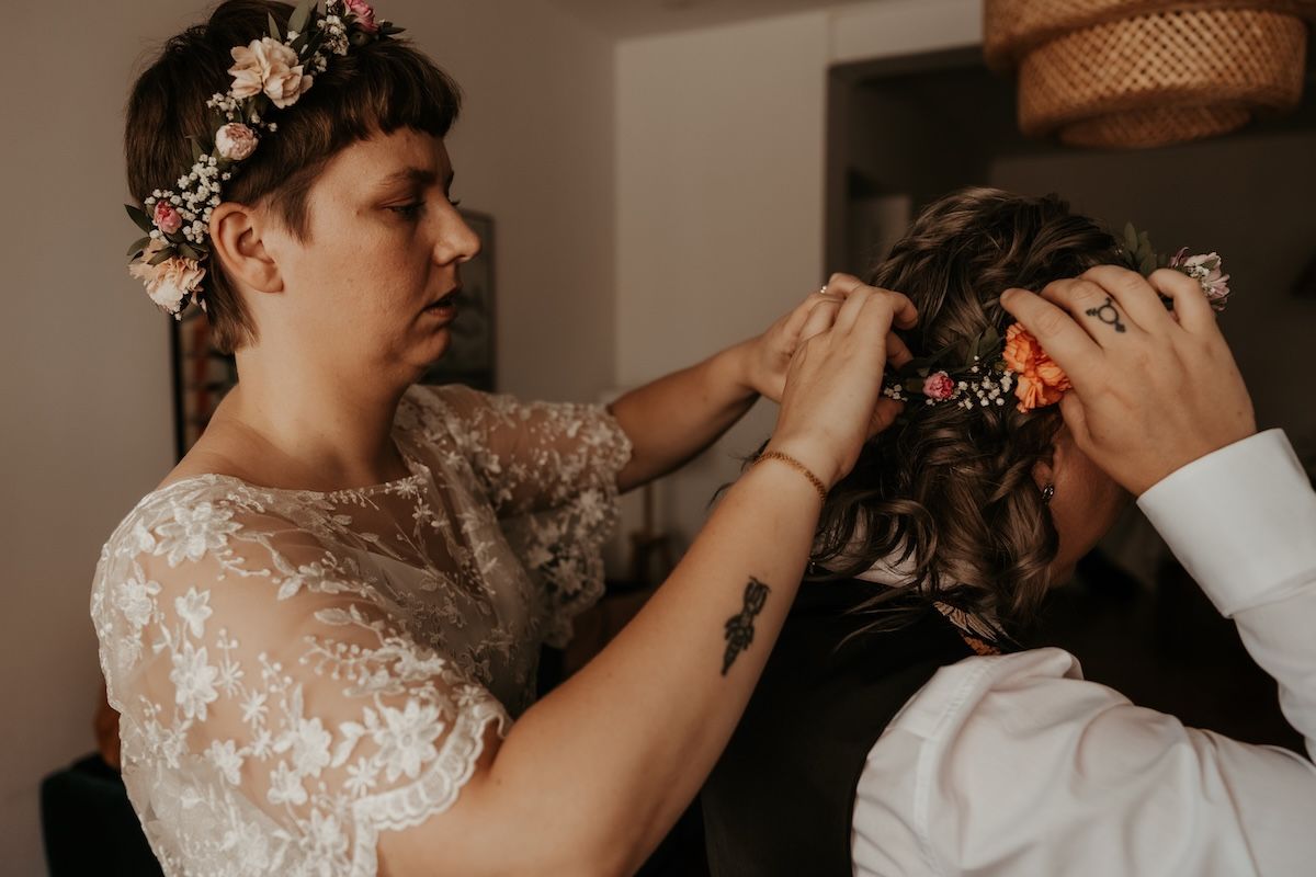 Personligt queerbröllop i Skåne fotograferat av Grevholm Photography.