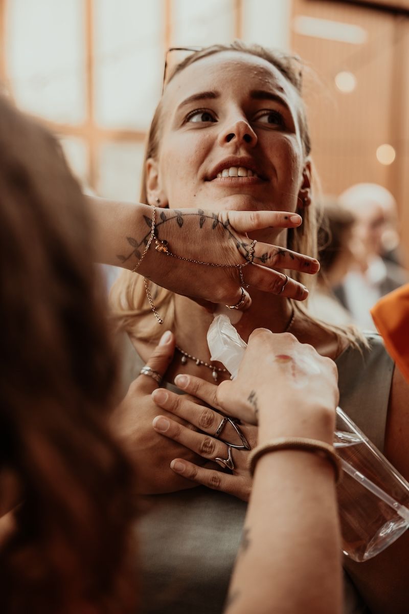 Personligt queerbröllop i Skåne fotograferat av Grevholm Photography.