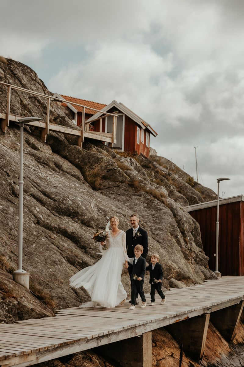 Västkustbröllop i Nösund Sjöstuga på Orust i maj 2025, förevigat av fotograf Grevholm Photography.