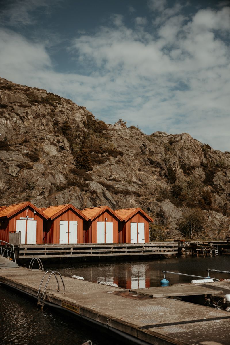 Västkustbröllop i Nösund Sjöstuga på Orust i maj 2025, förevigat av fotograf Grevholm Photography.