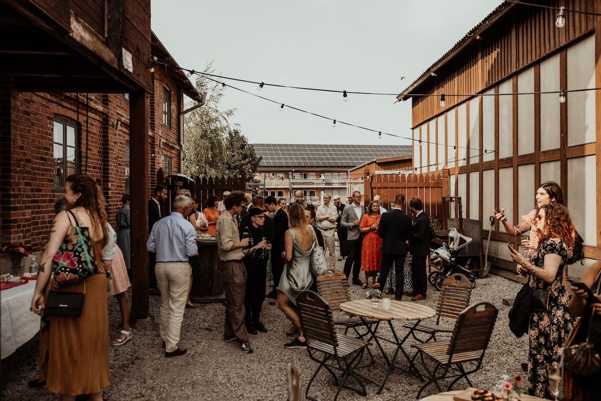 Personligt queerbröllop i Skåne fotograferat av Grevholm Photography.