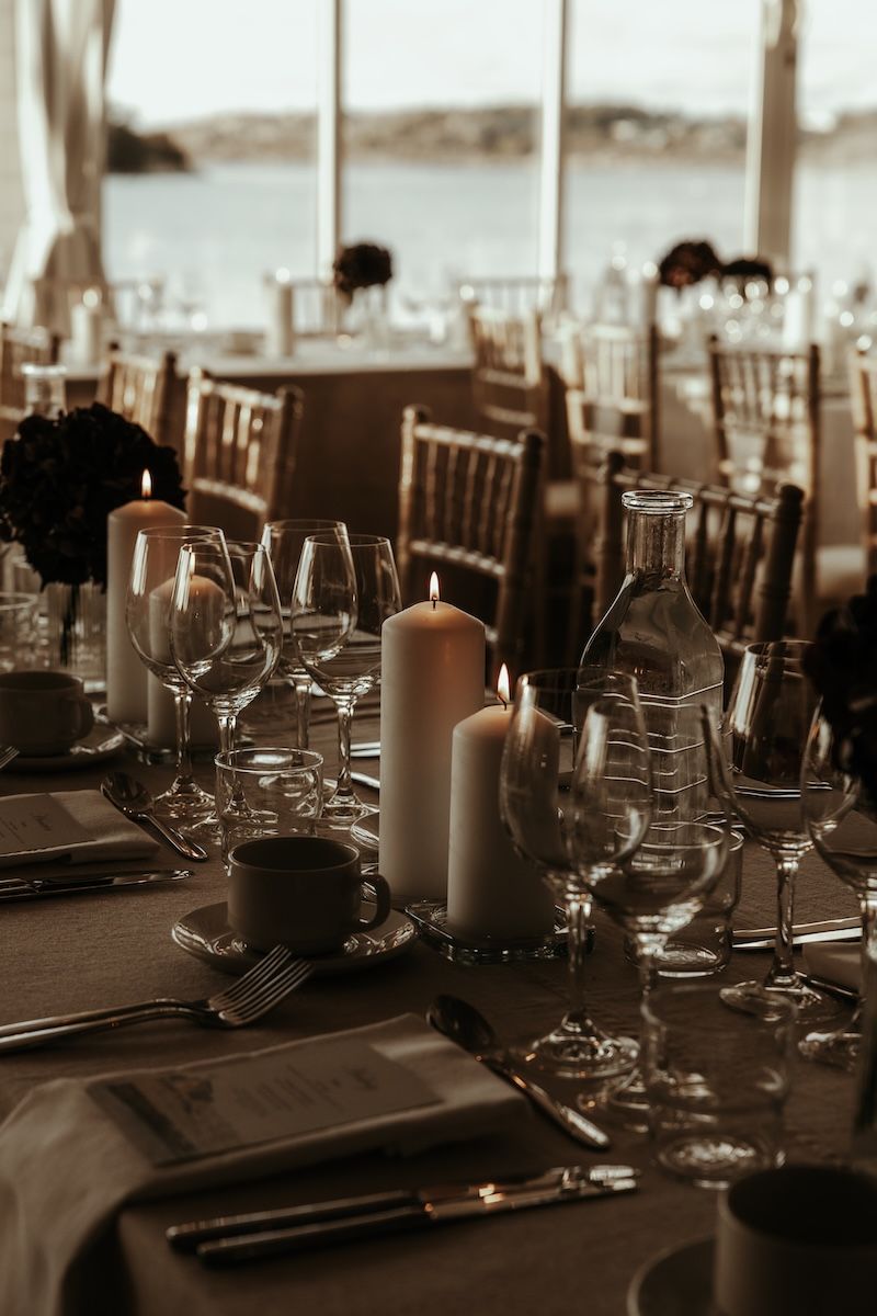 Elegant bröllopsdukning på ett höstbröllop på Särö Blomstermåla. Foto av Grevholm Photography