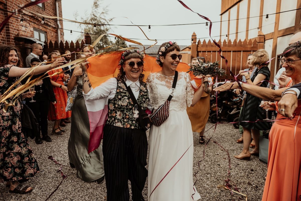 Personligt queerbröllop i Skåne fotograferat av Grevholm Photography.