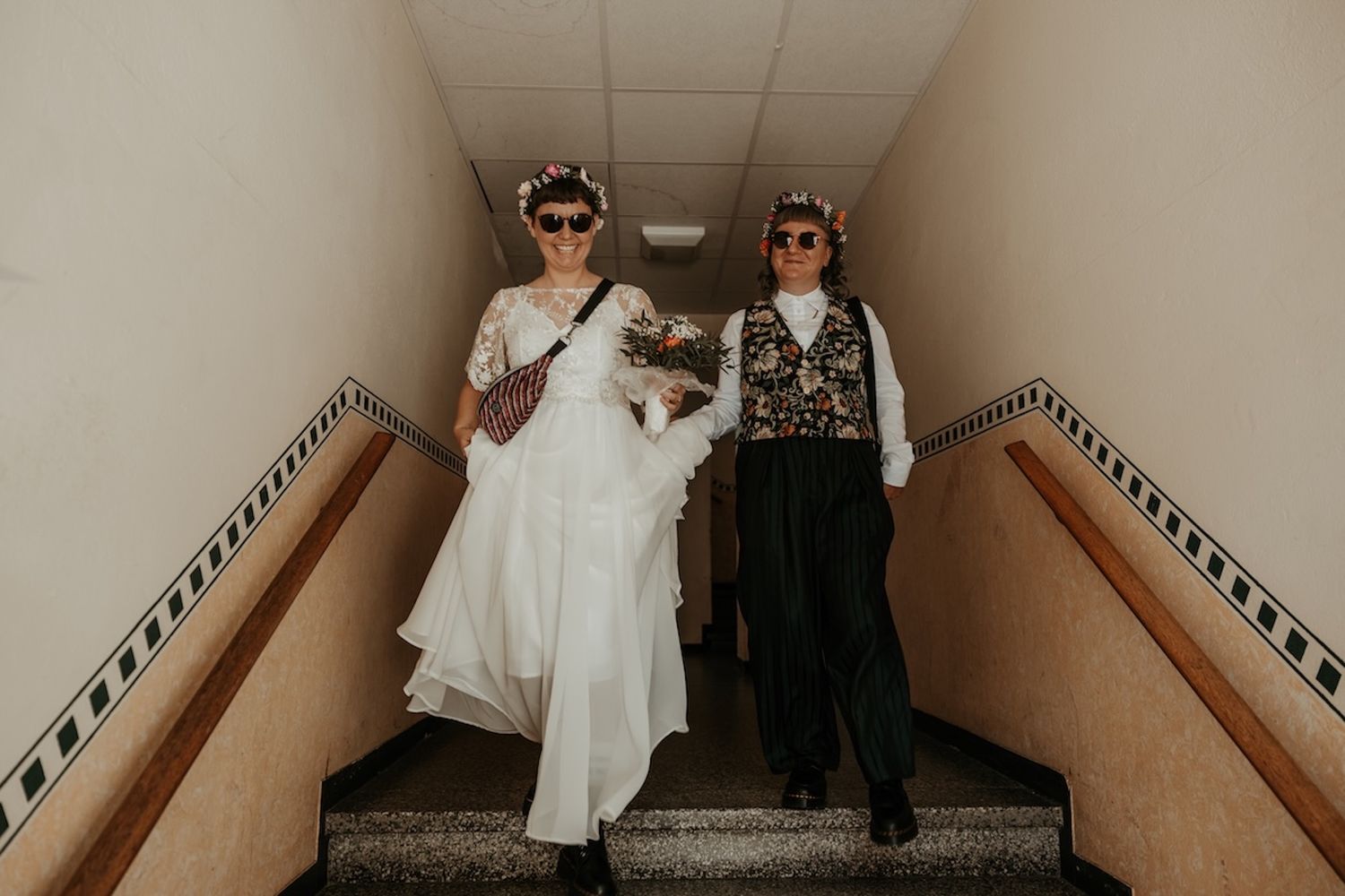 Personligt queerbröllop i Skåne fotograferat av Grevholm Photography.