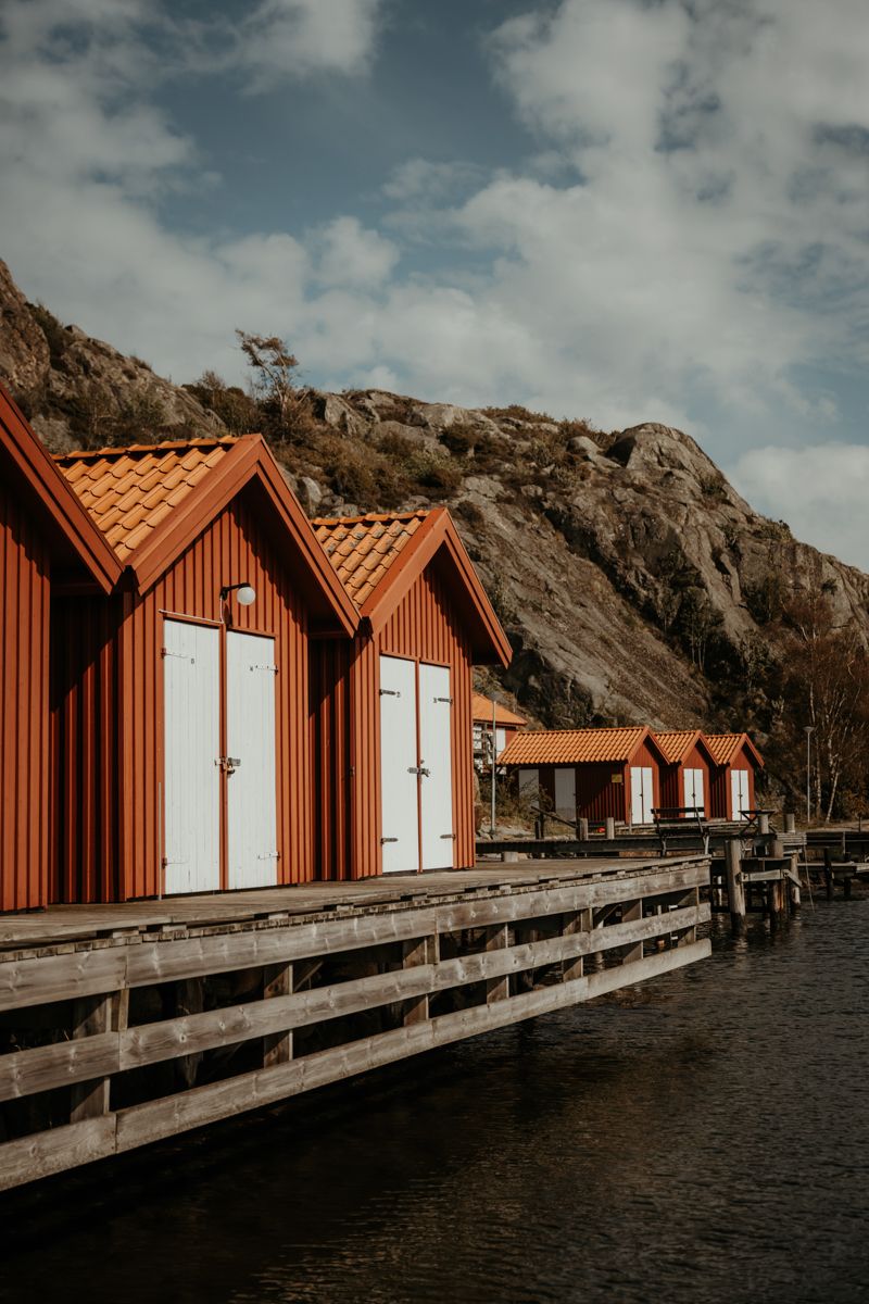 Västkustbröllop i Nösund Sjöstuga på Orust i maj 2025, förevigat av fotograf Grevholm Photography.
