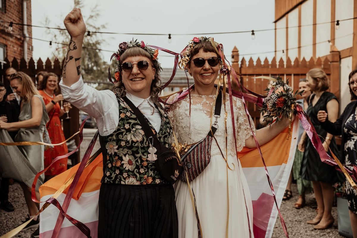 Personligt queerbröllop i Skåne fotograferat av Grevholm Photography.