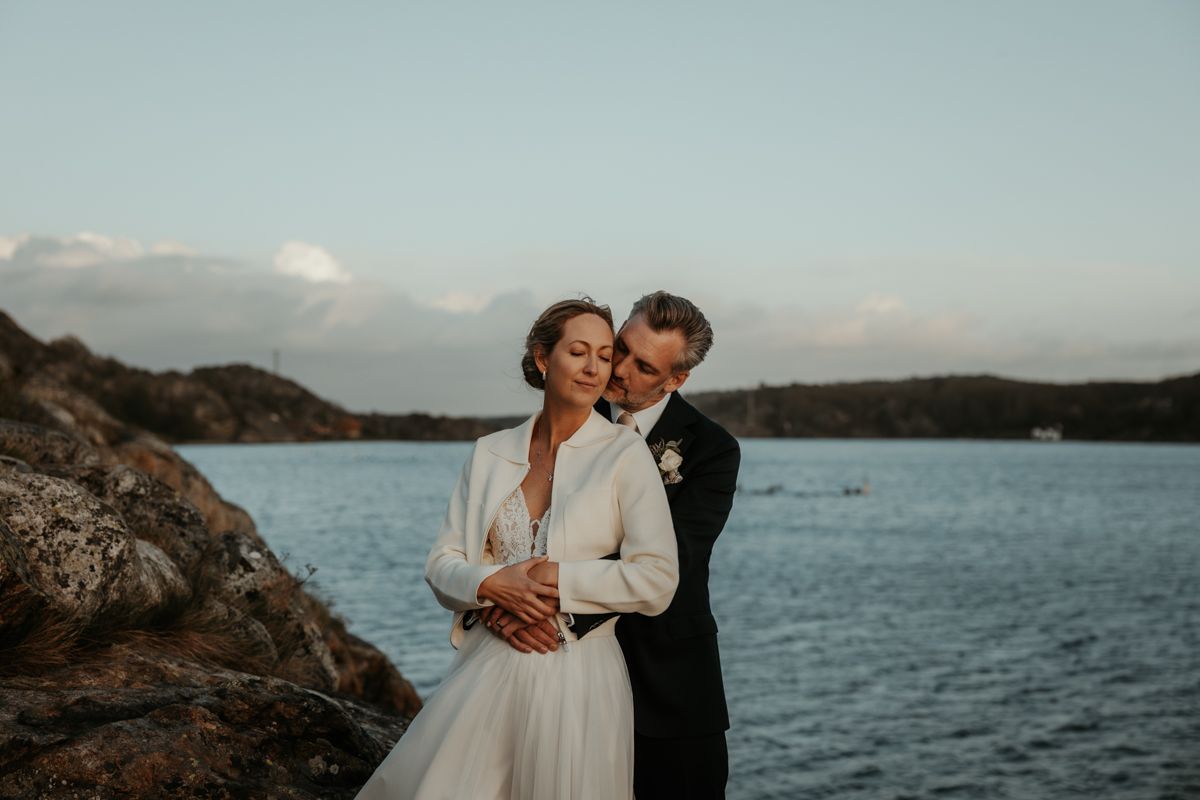 Västkustbröllop i Nösund Sjöstuga på Orust i maj 2025, förevigat av fotograf Grevholm Photography.