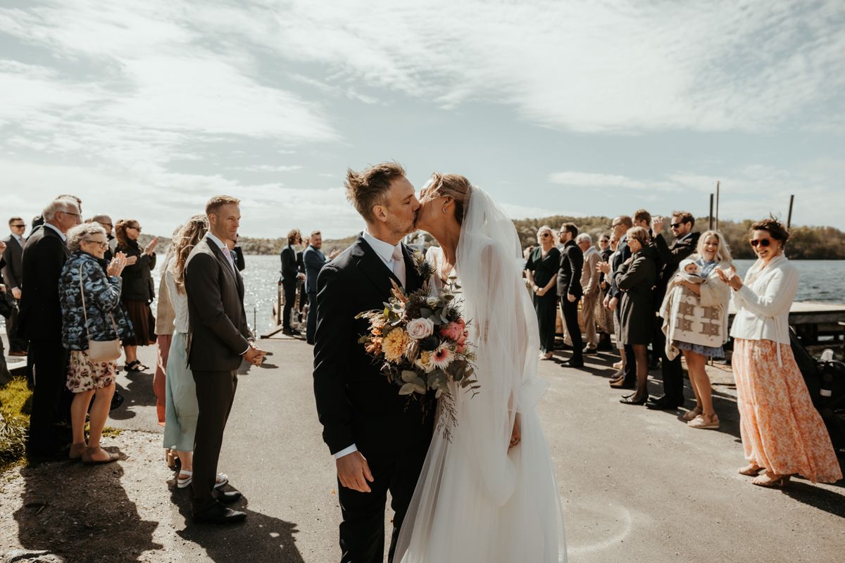 Västkustbröllop i Nösund Sjöstuga på Orust i maj 2025, förevigat av fotograf Grevholm Photography.