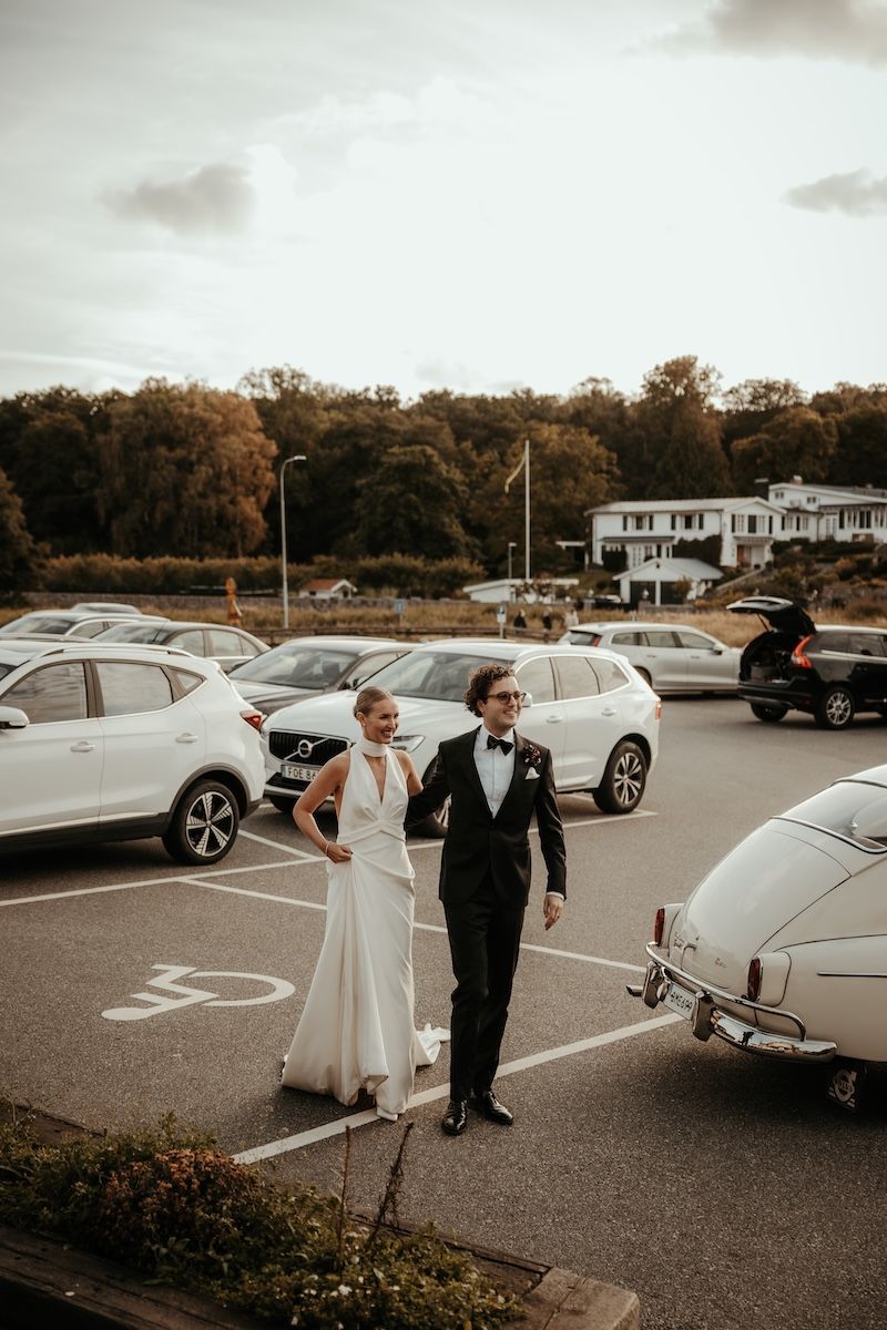 Brudpar anländer till minglet där deras gäster tar emot dem efter vigseln. Foto av Grevholm Photography