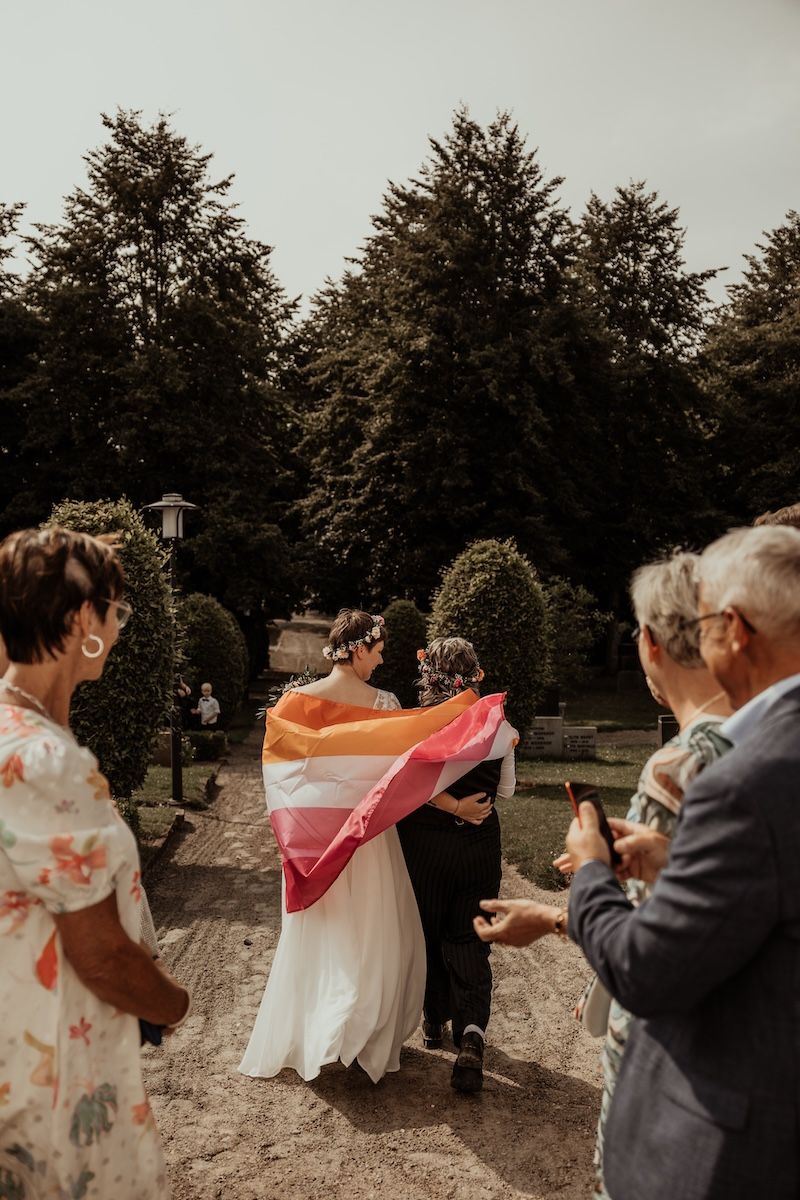 Personligt queerbröllop i Skåne fotograferat av Grevholm Photography.