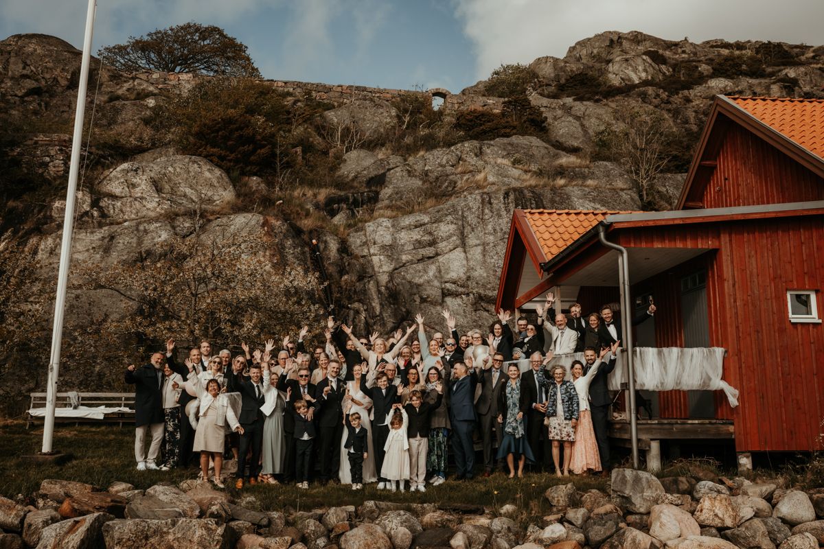 Västkustbröllop i Nösund Sjöstuga på Orust i maj 2025, förevigat av fotograf Grevholm Photography.