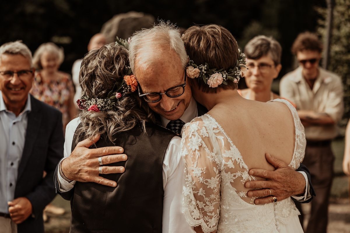 Personligt queerbröllop i Skåne fotograferat av Grevholm Photography.
