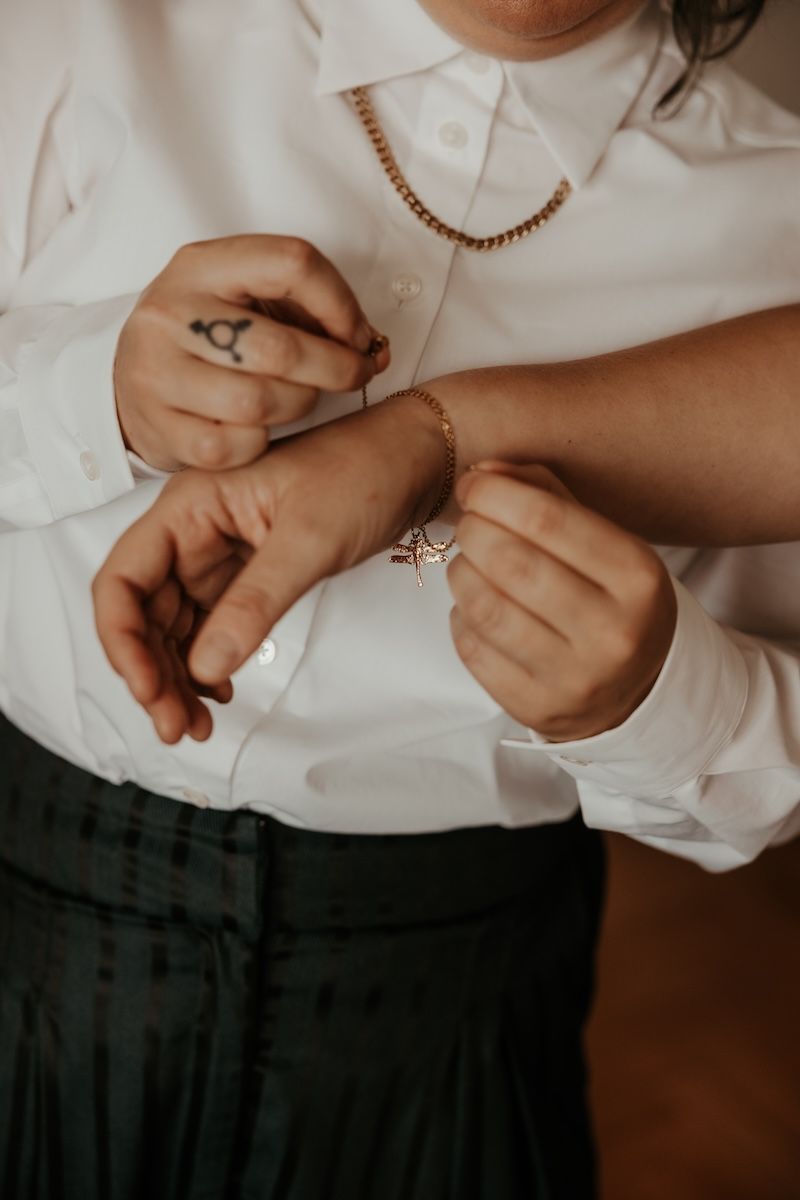 Personligt queerbröllop i Skåne fotograferat av Grevholm Photography.