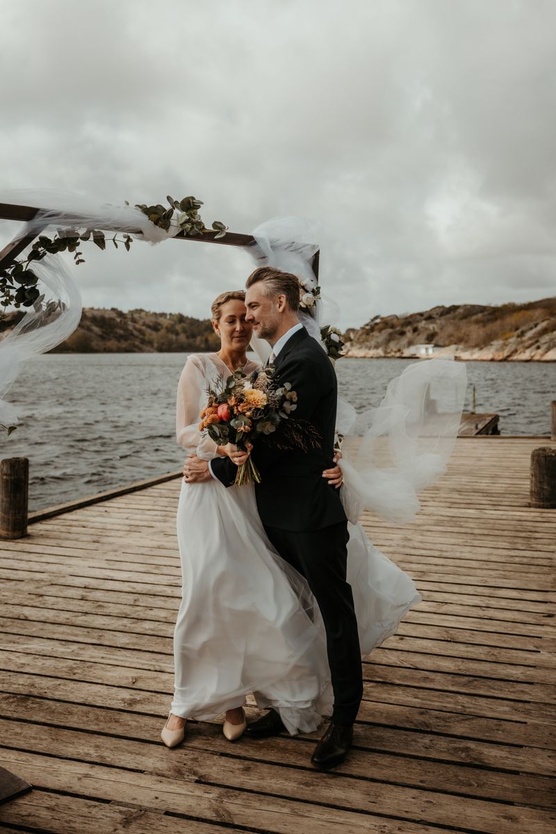 Västkustbröllop i Nösund Sjöstuga på Orust i maj 2025, förevigat av fotograf Grevholm Photography.