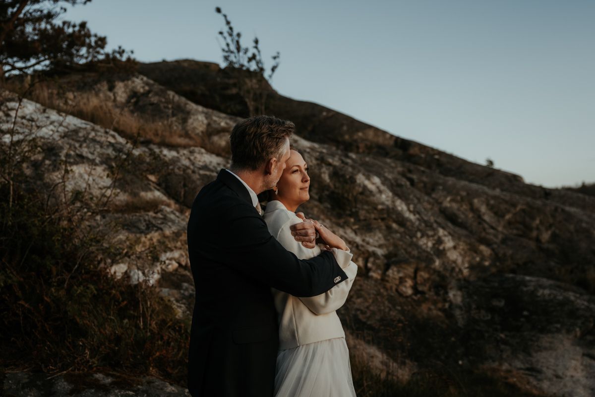 Västkustbröllop i Nösund Sjöstuga på Orust i maj 2025, förevigat av fotograf Grevholm Photography.