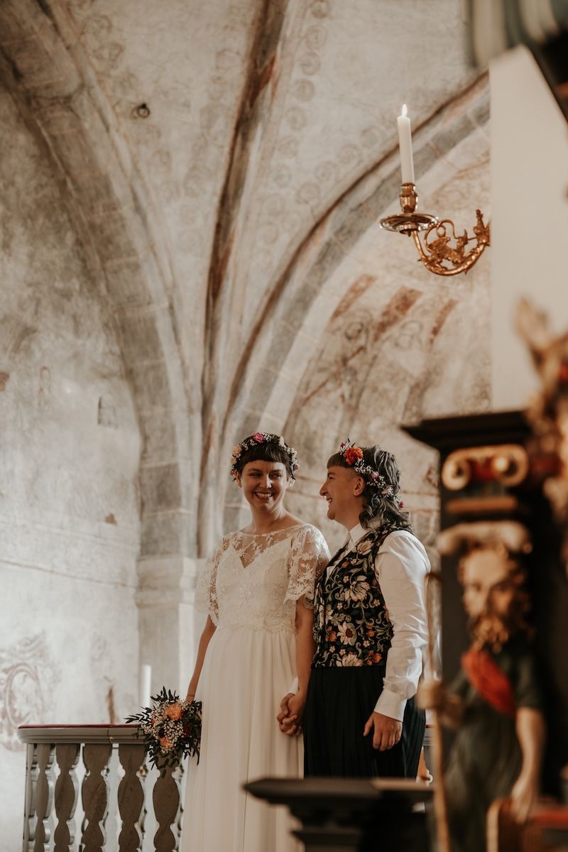 Personligt queerbröllop i Skåne fotograferat av Grevholm Photography.