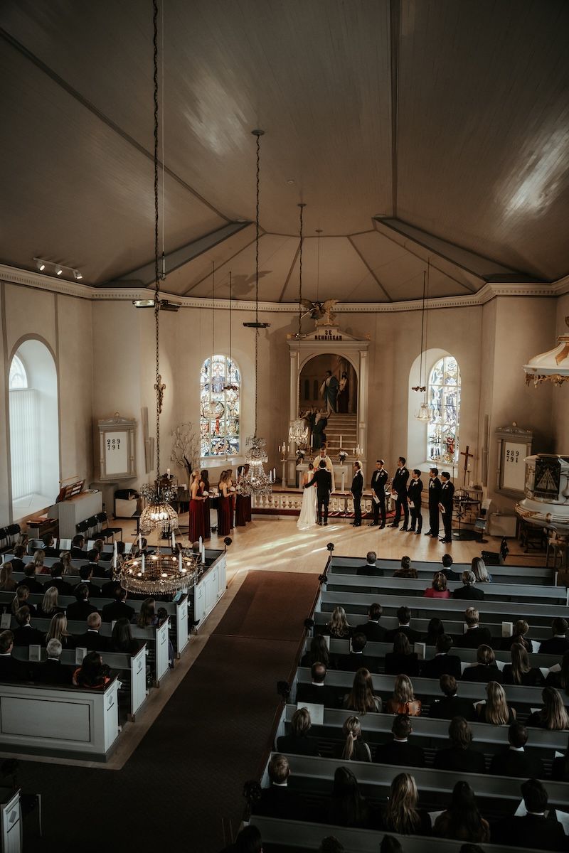 Bild tagen ovanifrån i en kyrka under en vigsel i Västra Götaland. Foto av Grevholm Photography