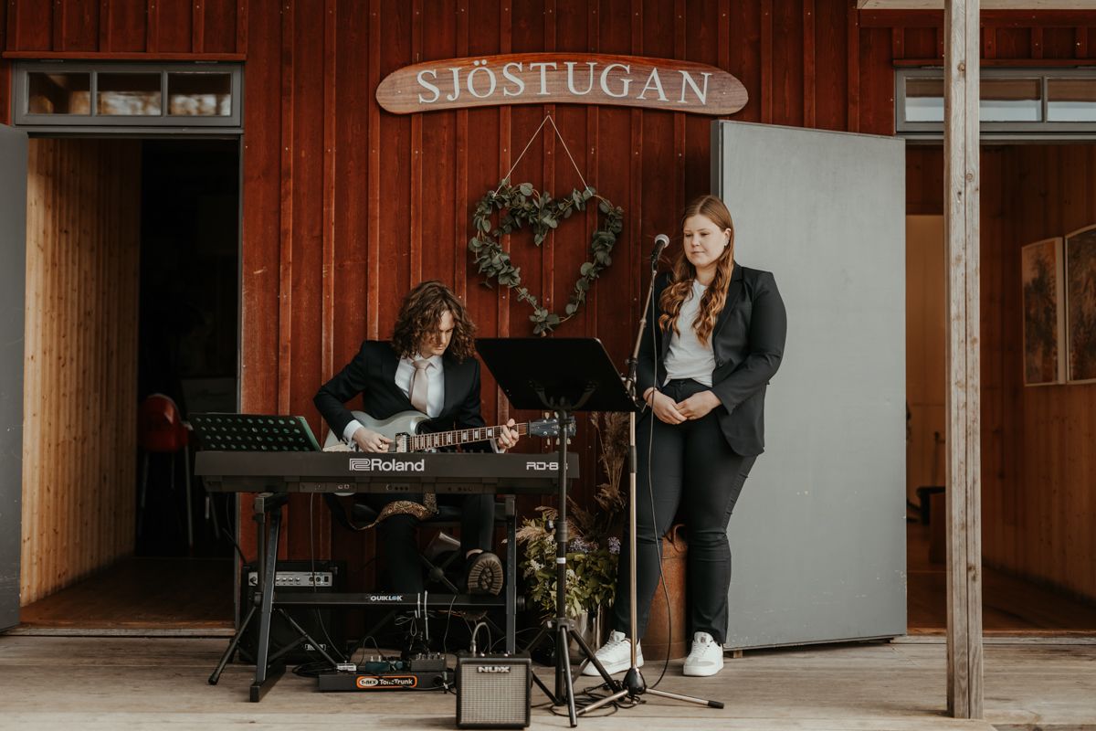 Västkustbröllop i Nösund Sjöstuga på Orust i maj 2025, förevigat av fotograf Grevholm Photography.