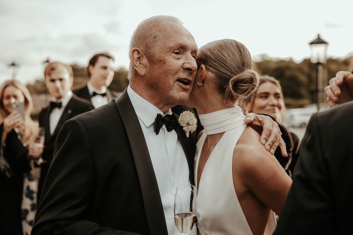 En brud kramar om sin stolta pappa under sitt bröllop på Särö Blomstermåla. Foto av Grevholm Photography