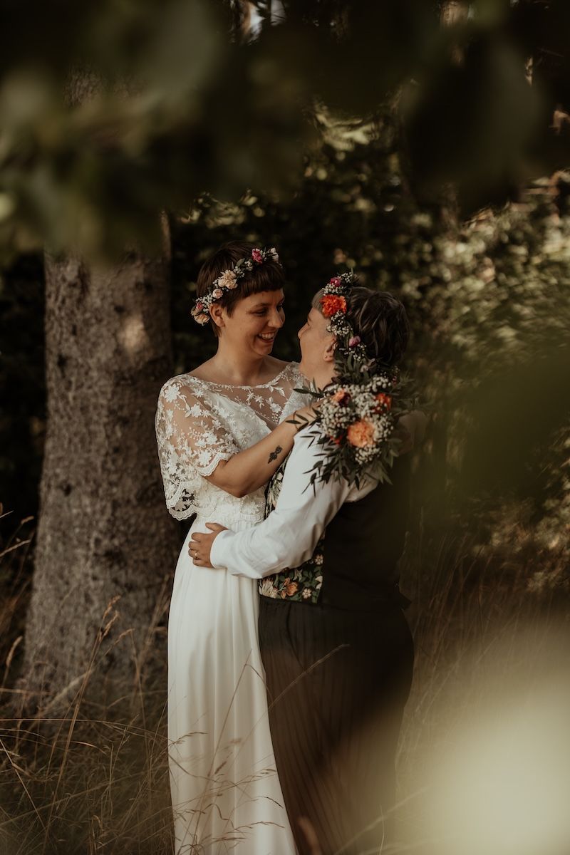 Personligt queerbröllop i Skåne fotograferat av Grevholm Photography.