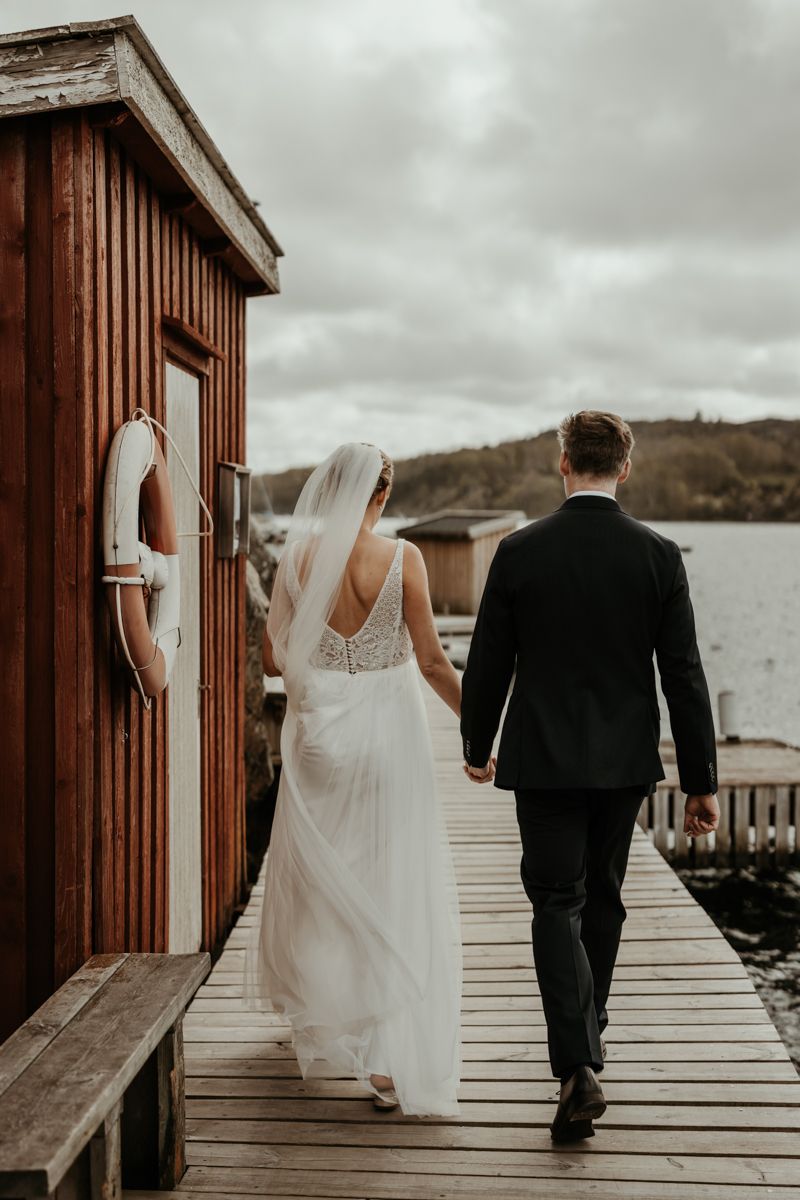 Västkustbröllop i Nösund Sjöstuga på Orust i maj 2025, förevigat av fotograf Grevholm Photography.