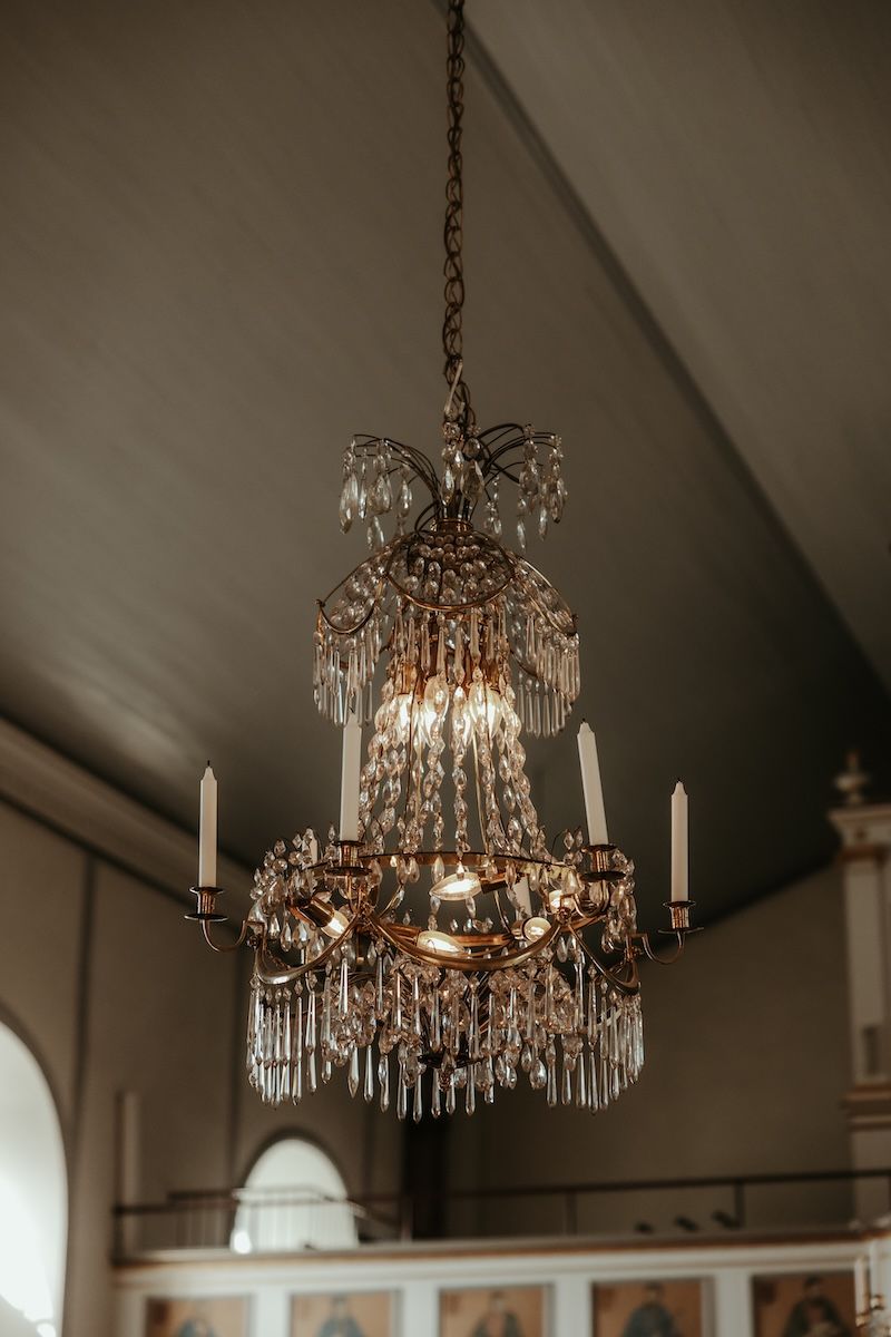 En kristallkrona i Släps kyrka. Foto av Grevholm Photography