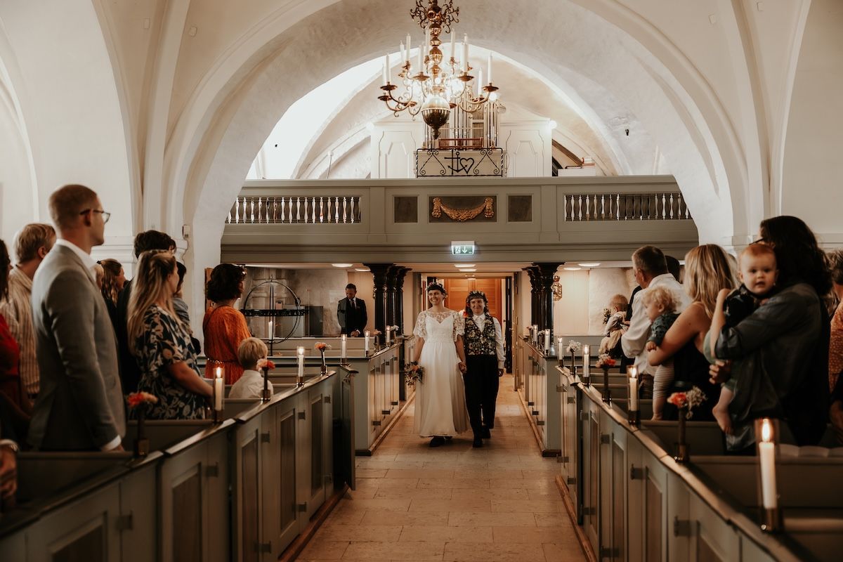Personligt queerbröllop i Skåne fotograferat av Grevholm Photography.