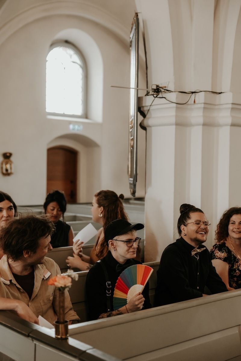 Personligt queerbröllop i Skåne fotograferat av Grevholm Photography.