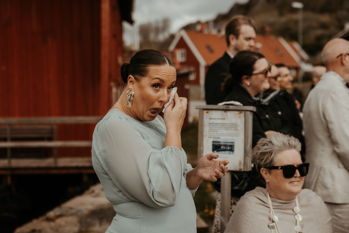 Västkustbröllop i Nösund Sjöstuga på Orust i maj 2025, förevigat av fotograf Grevholm Photography.