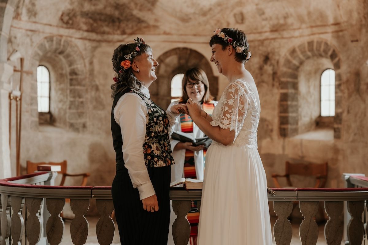 Personligt queerbröllop i Skåne fotograferat av Grevholm Photography.