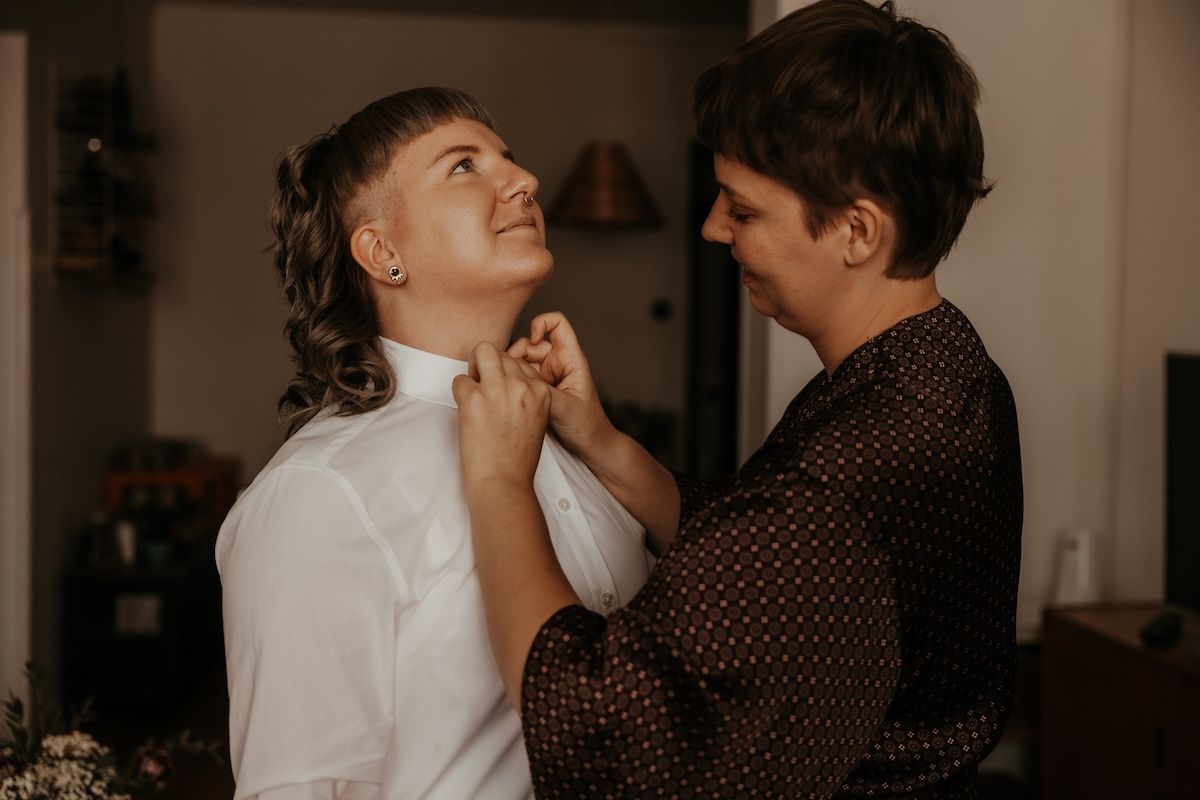 Personligt queerbröllop i Skåne fotograferat av Grevholm Photography.