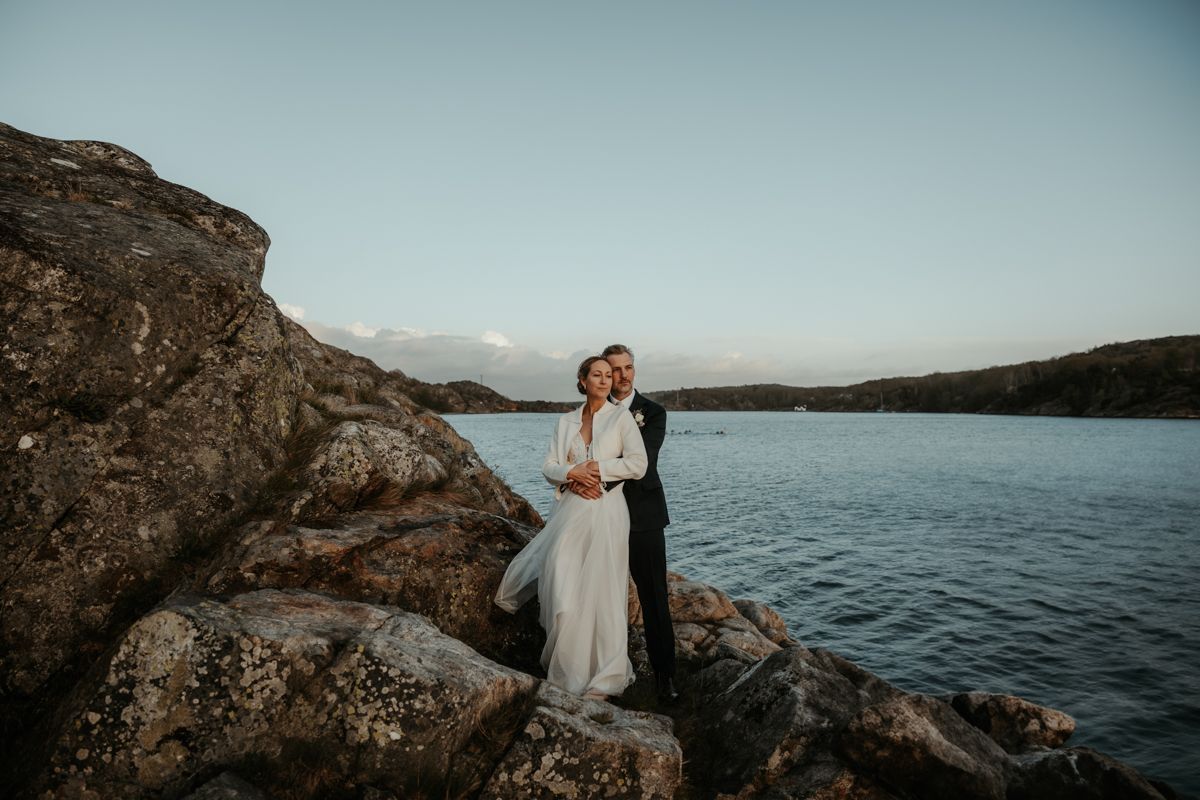 Västkustbröllop i Nösund Sjöstuga på Orust i maj 2025, förevigat av fotograf Grevholm Photography.