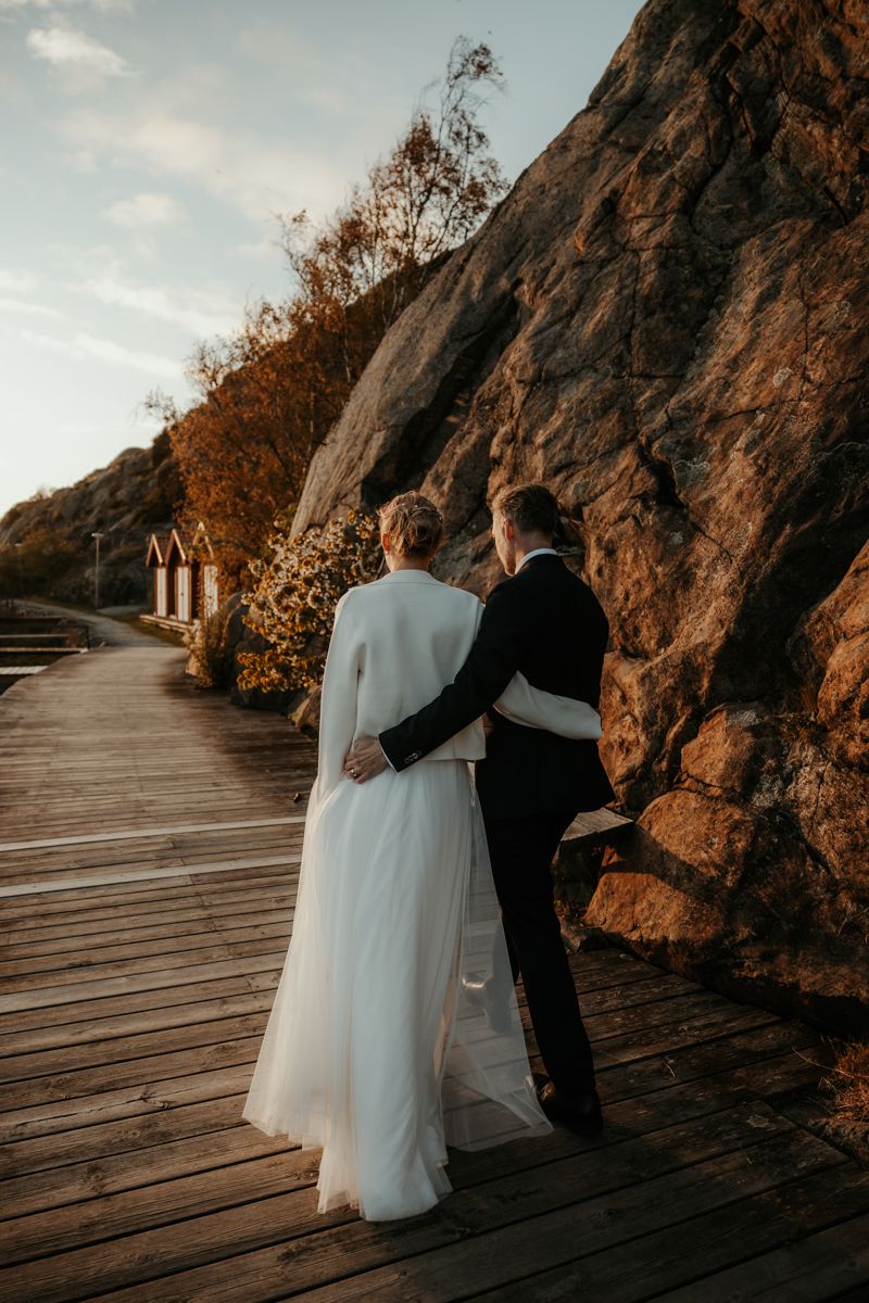 Västkustbröllop i Nösund Sjöstuga på Orust i maj 2025, förevigat av fotograf Grevholm Photography.