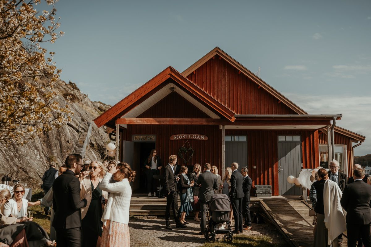 Västkustbröllop i Nösund Sjöstuga på Orust i maj 2025, förevigat av fotograf Grevholm Photography.