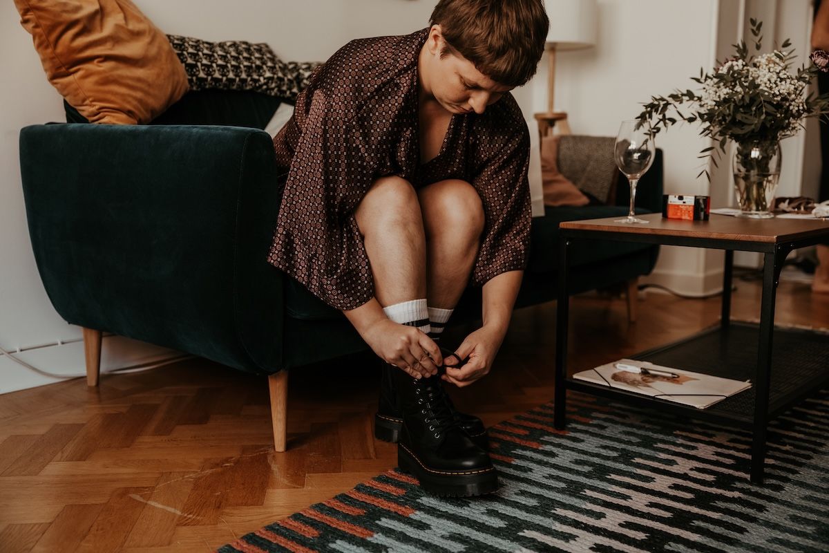 Personligt queerbröllop i Skåne fotograferat av Grevholm Photography.
