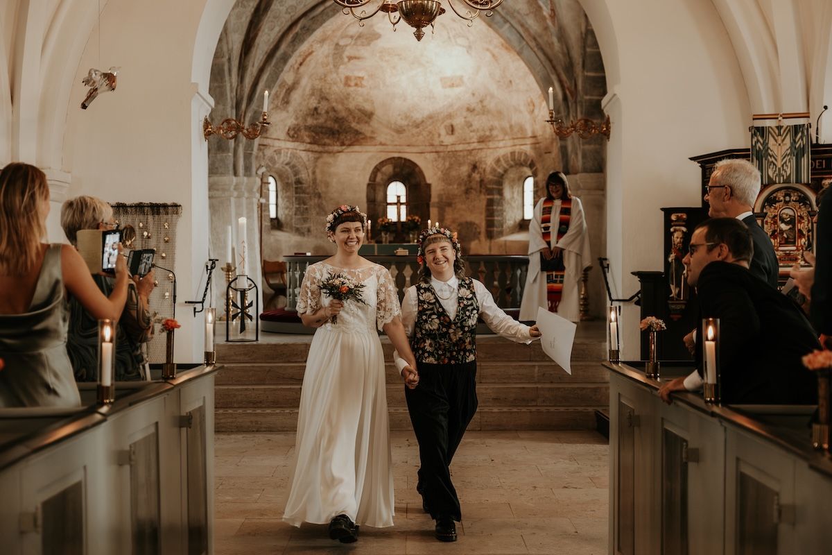 Personligt queerbröllop i Skåne fotograferat av Grevholm Photography.