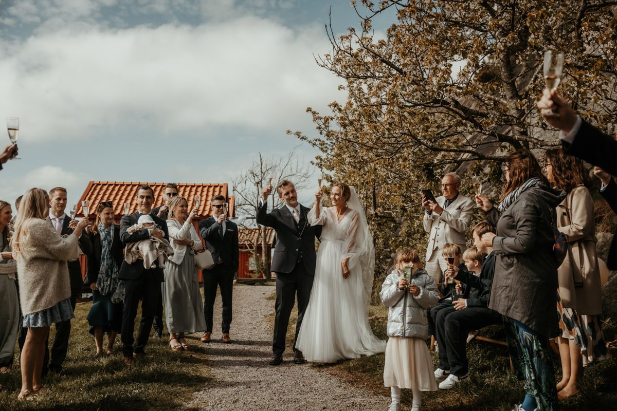 Västkustbröllop i Nösund Sjöstuga på Orust i maj 2025, förevigat av fotograf Grevholm Photography.