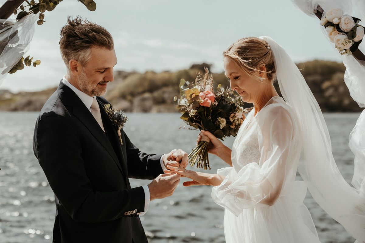 Västkustbröllop i Nösund Sjöstuga på Orust i maj 2025, förevigat av fotograf Grevholm Photography.