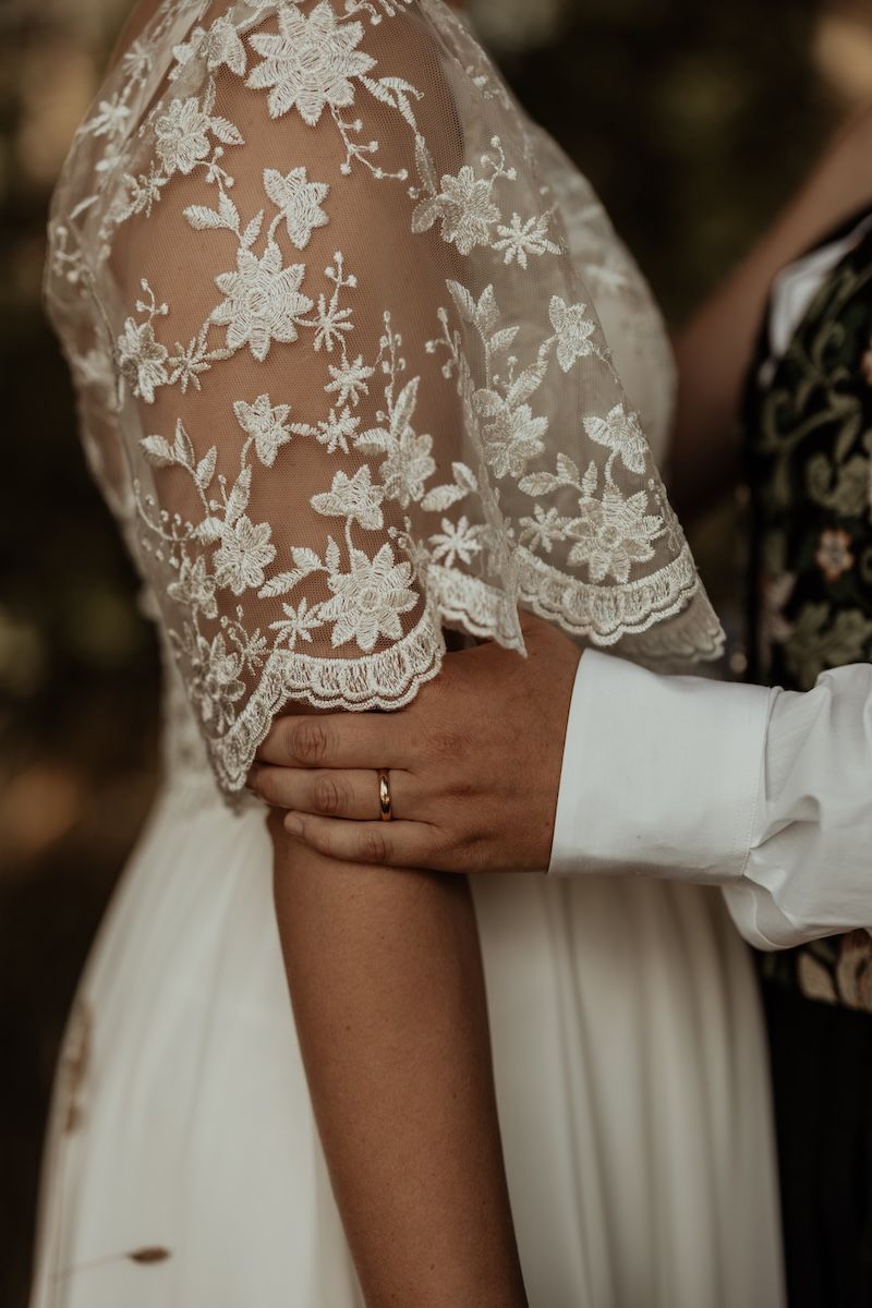 Personligt queerbröllop i Skåne fotograferat av Grevholm Photography.