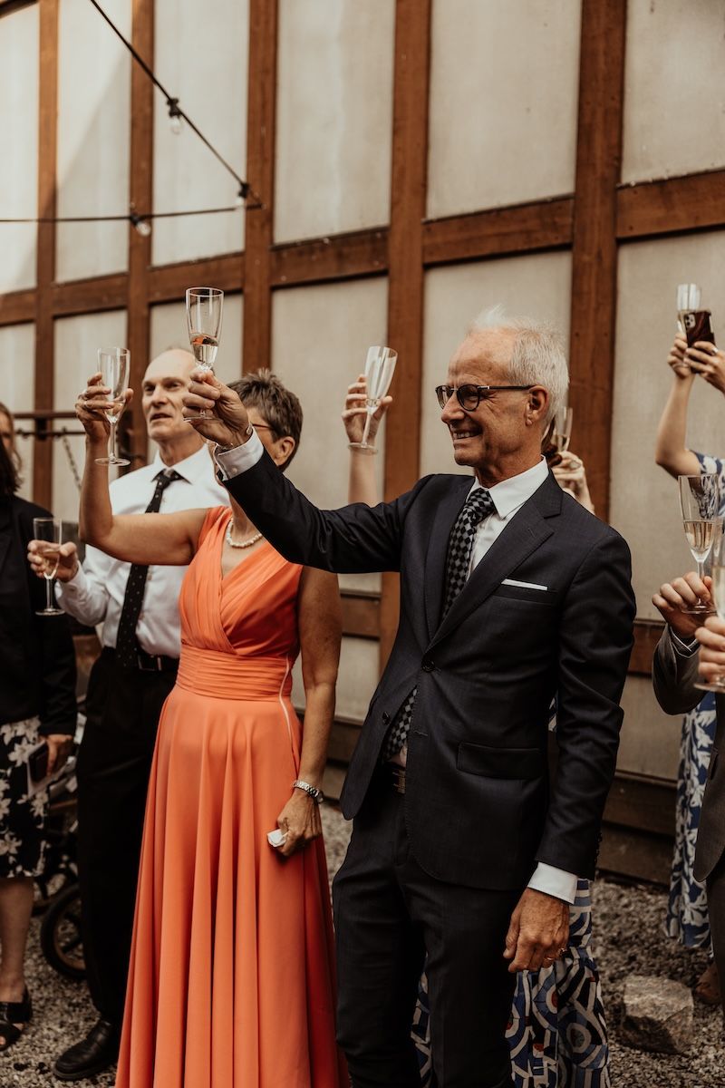 Personligt queerbröllop i Skåne fotograferat av Grevholm Photography.