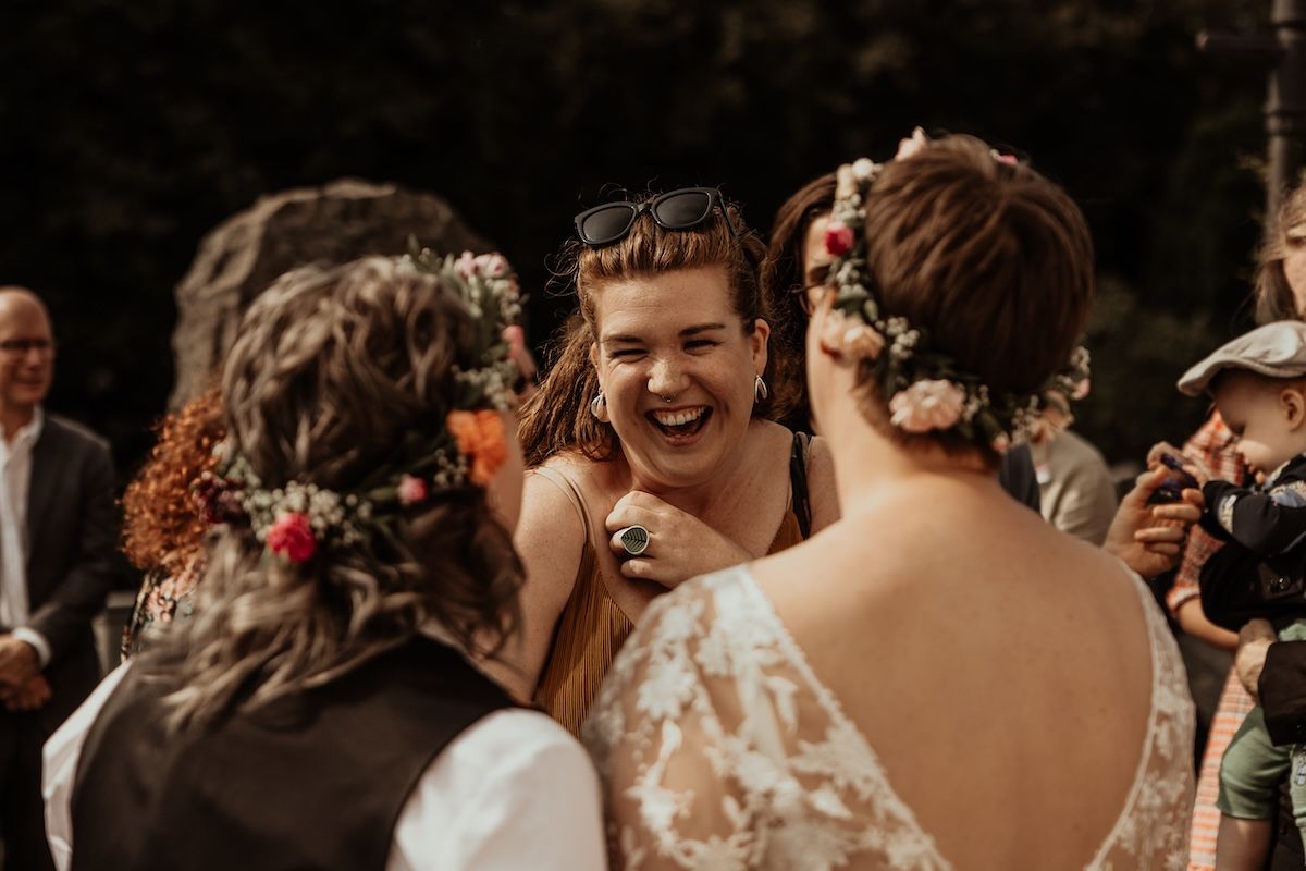 Personligt queerbröllop i Skåne fotograferat av Grevholm Photography.