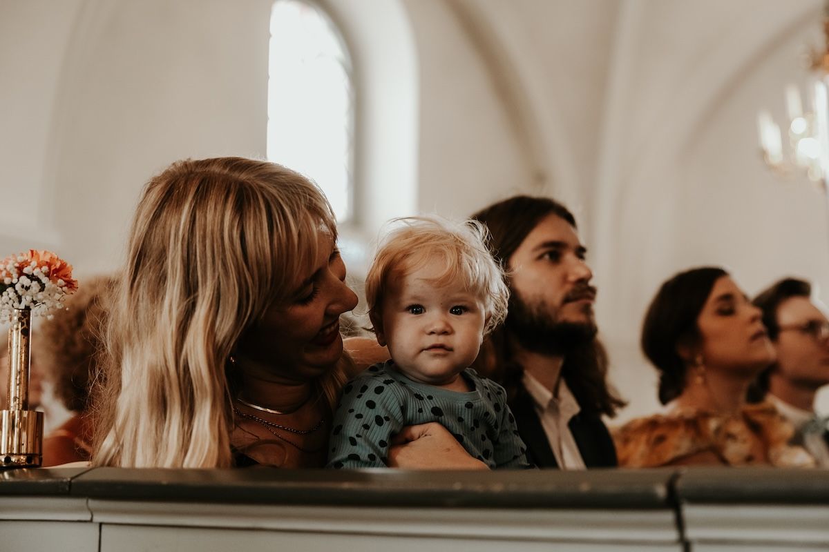 Personligt queerbröllop i Skåne fotograferat av Grevholm Photography.