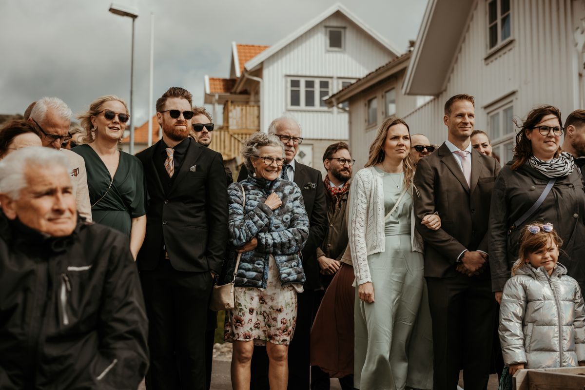 Västkustbröllop i Nösund Sjöstuga på Orust i maj 2025, förevigat av fotograf Grevholm Photography.
