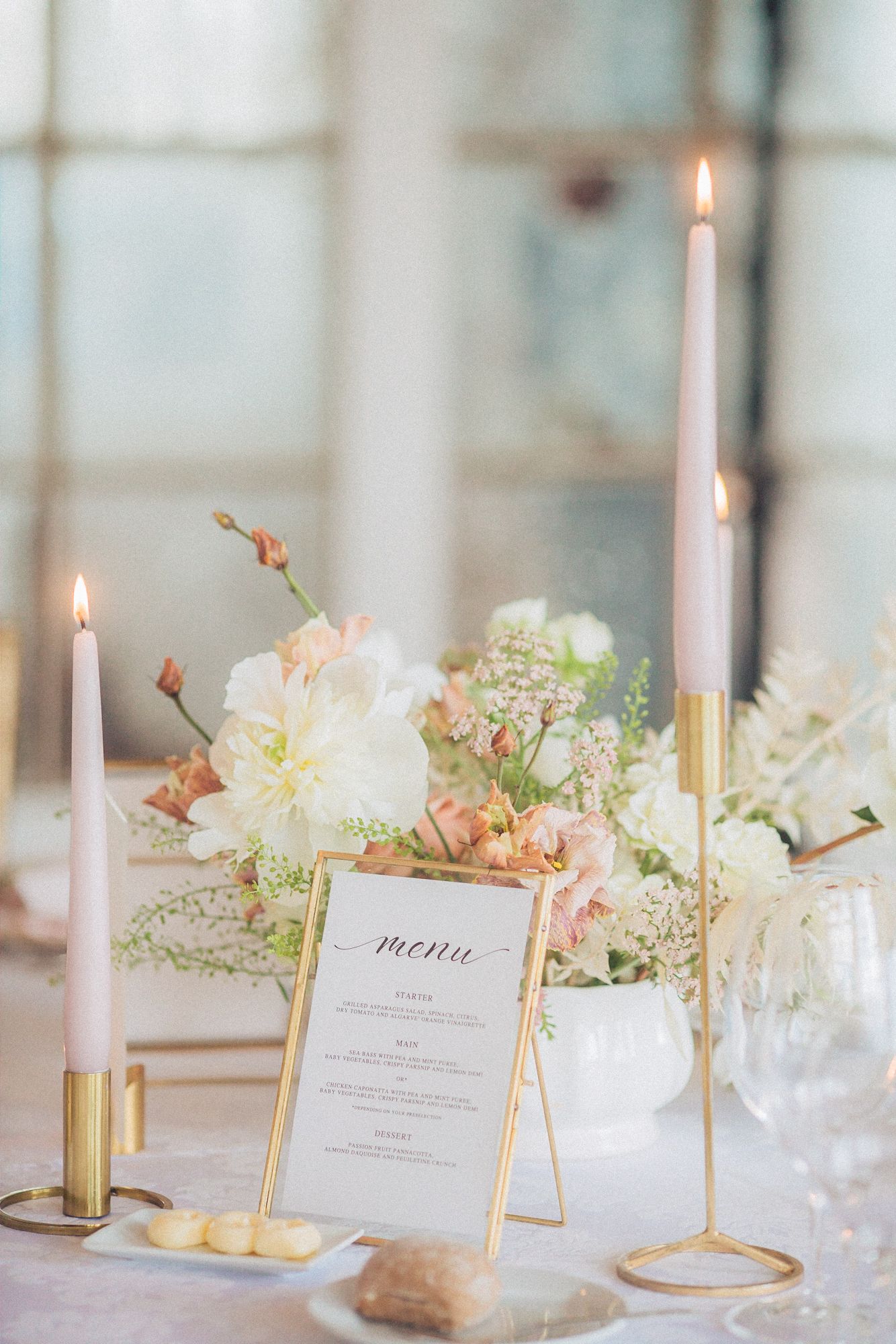 Elegant wedding reception table setting at Casa dos Penedos, Sintra captured by a Portugal destination wedding photographer