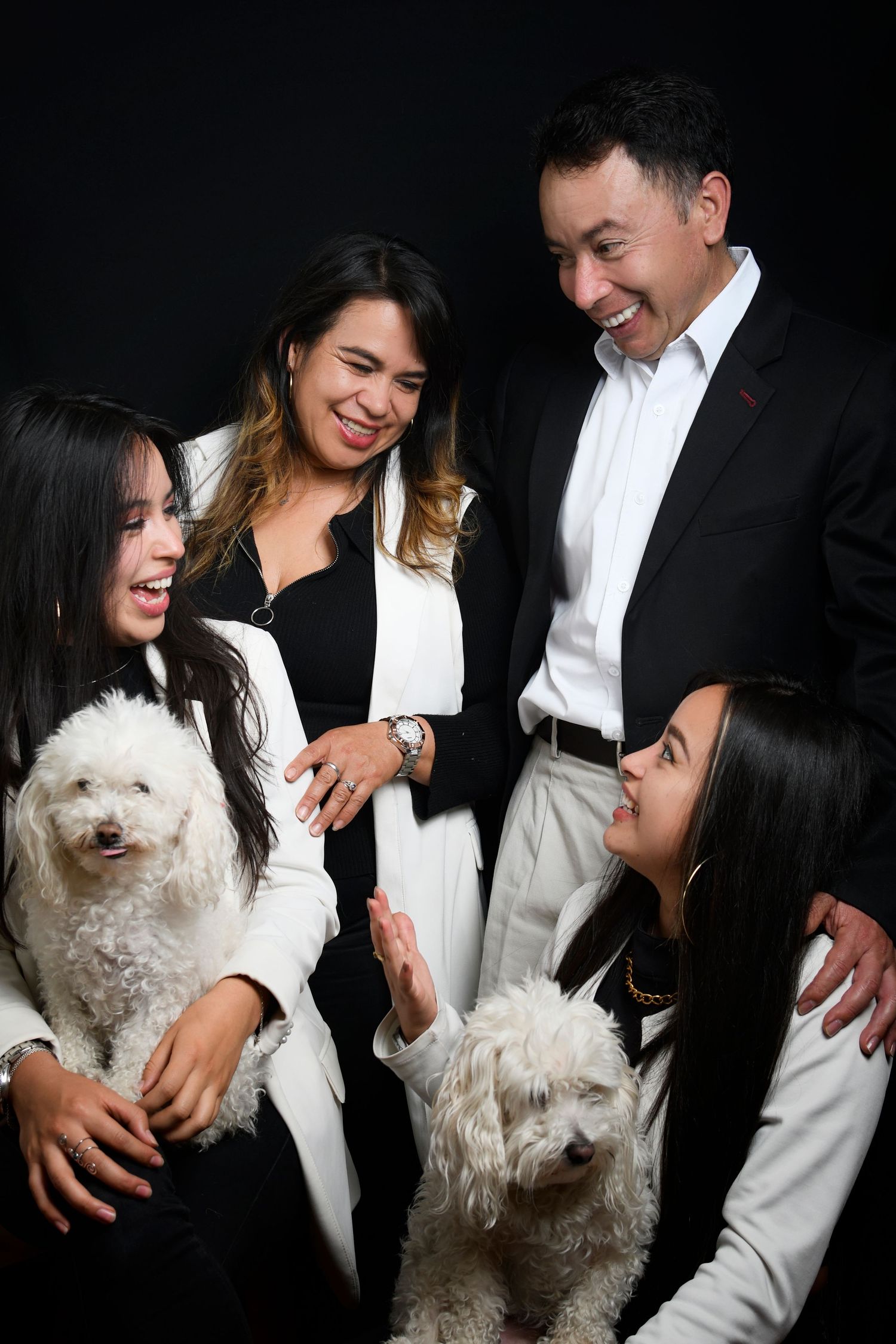 sesión de fotos en casa con la familia
fotografía familiar en estudio en Madrid
fotógrafo de familia en Madrid
sesión de fotos familiar