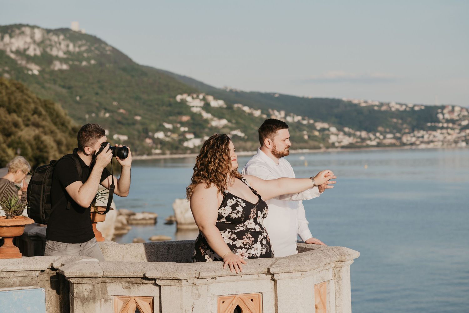 Fotografija Mehdina med predporočnim fotografiranjem na lokaciji Miramare