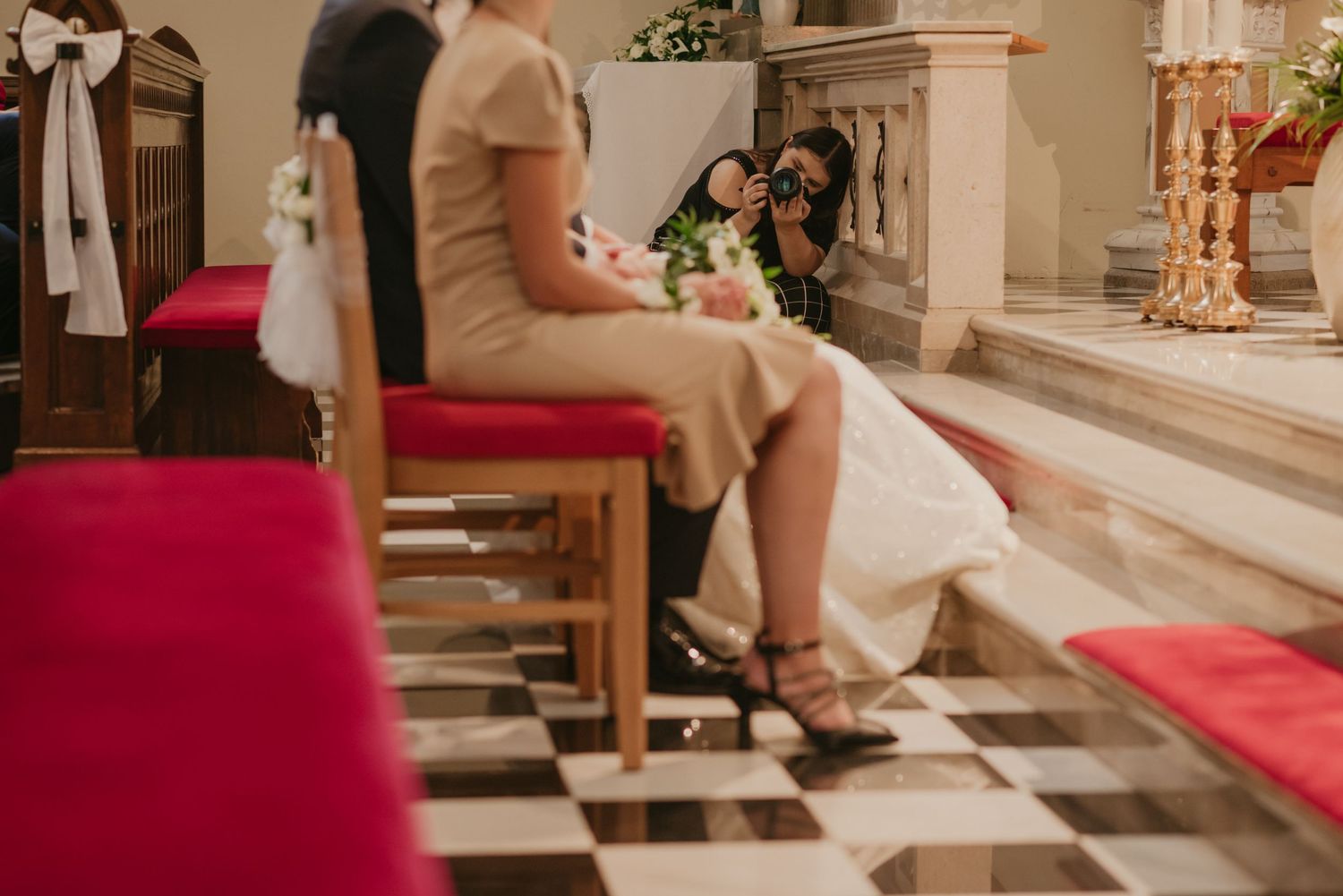 Fotografija Vanese med fotografiranjem poroke med cerkvenim obredom