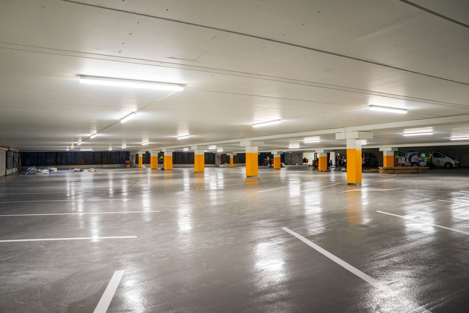 Gulv og tak, vi leverer parkeringsbelegg og oppmerking av parkeringsplasser.