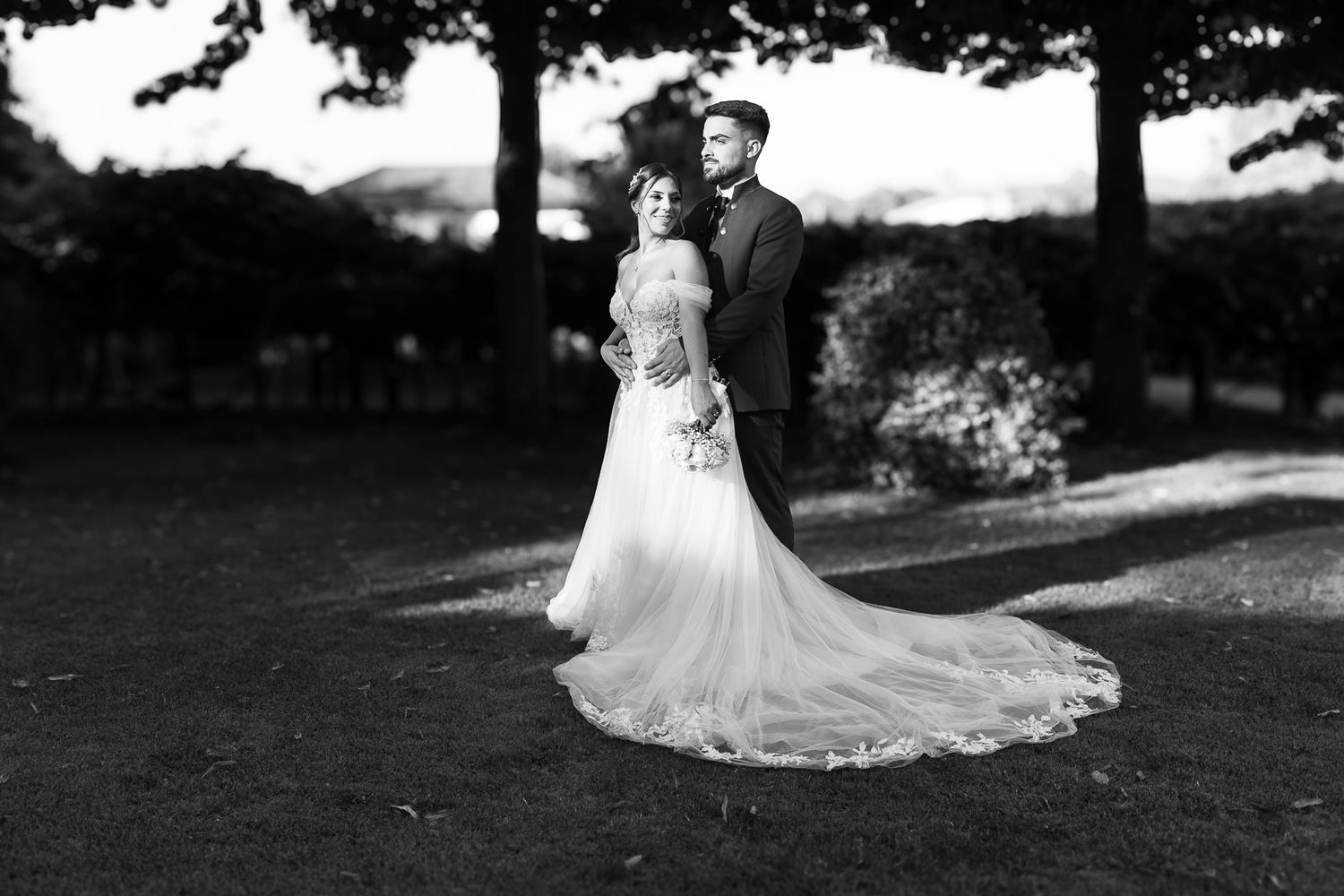 Casamento Quinta Glicínia Wedding House, Freamunde (Porto) – Noivos abraçados no jardim ao final do dia. Fotos Albano Wedding Photographer