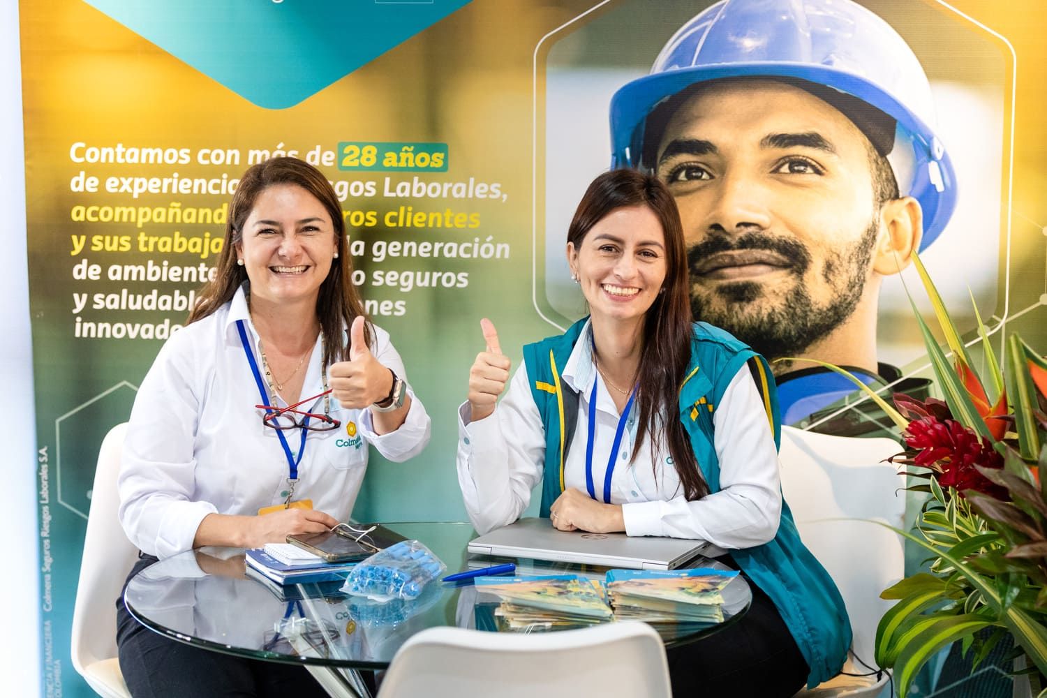 Demostración de producto a asistente durante feria de salud y networking, fotografía corporativa en Colombia